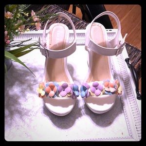 Bamboo White Wedge Sandals with Pastel Flowers